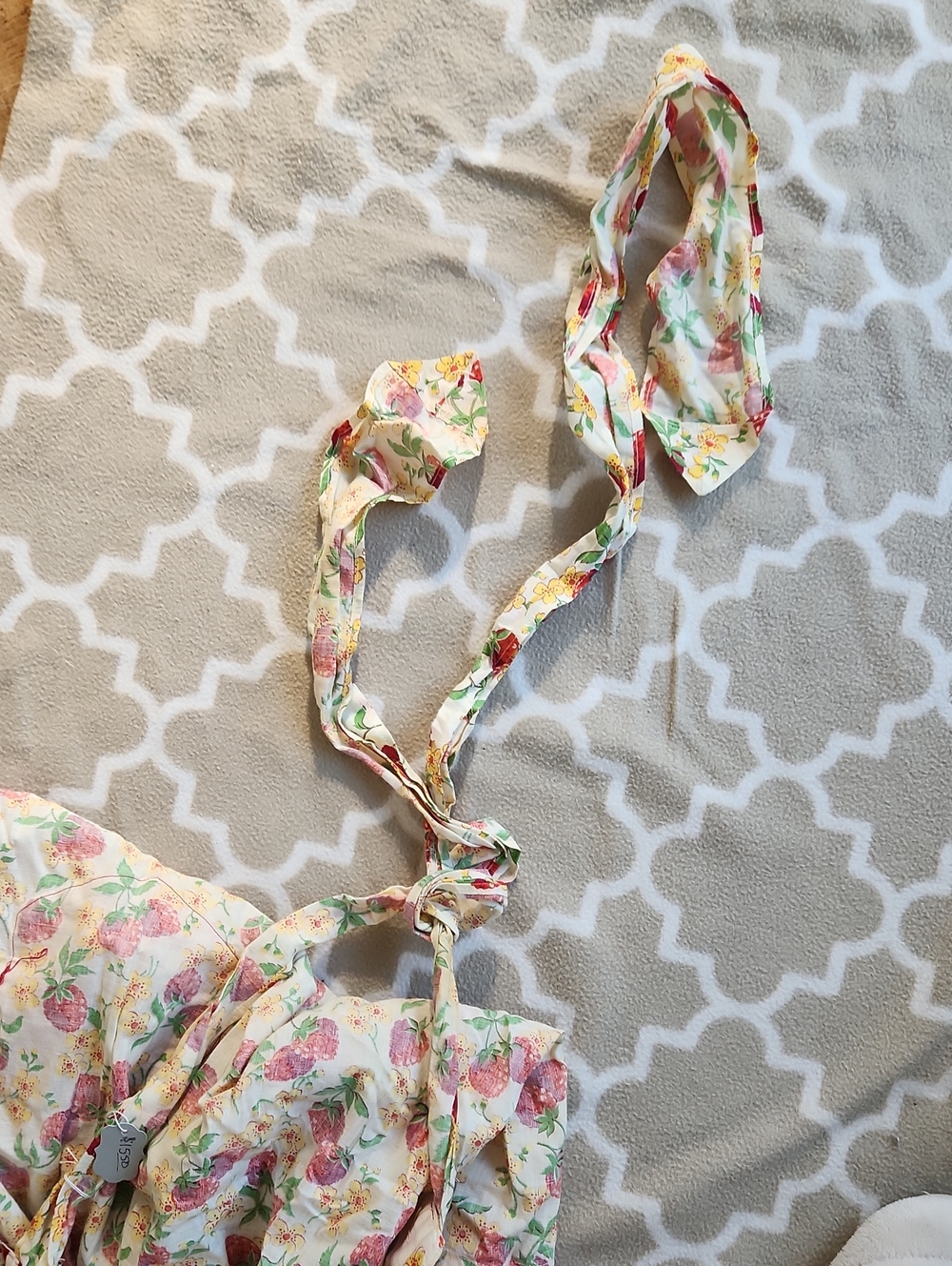 Vintage ' Red & White Strawberry Print Apron - Picture 4 of 6